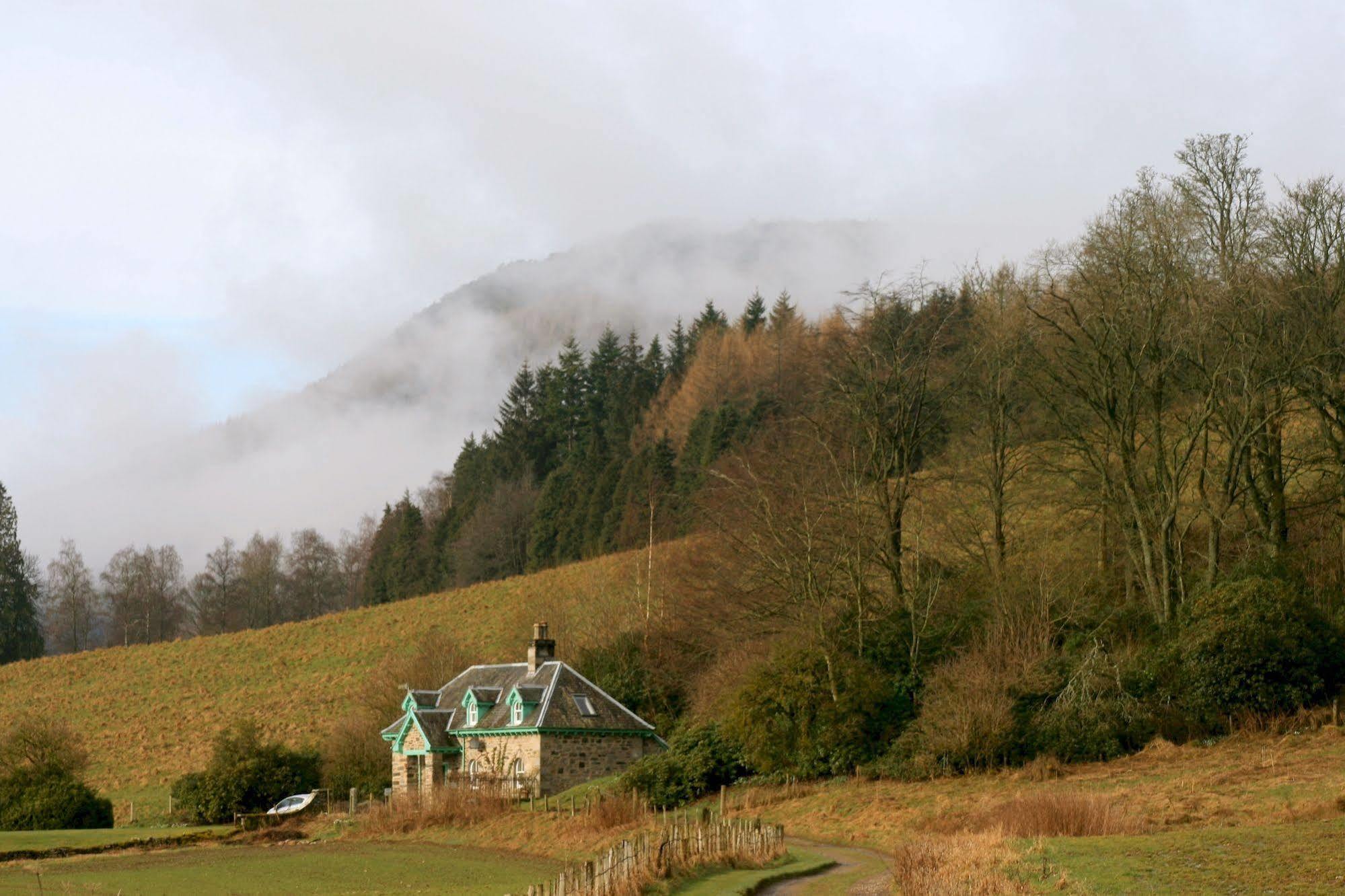 The Weem Inn Aberfeldy Exteriör bild